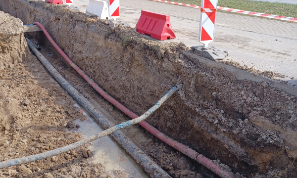 Prace przy pogłębianiu kanalizacji teletechnicznej